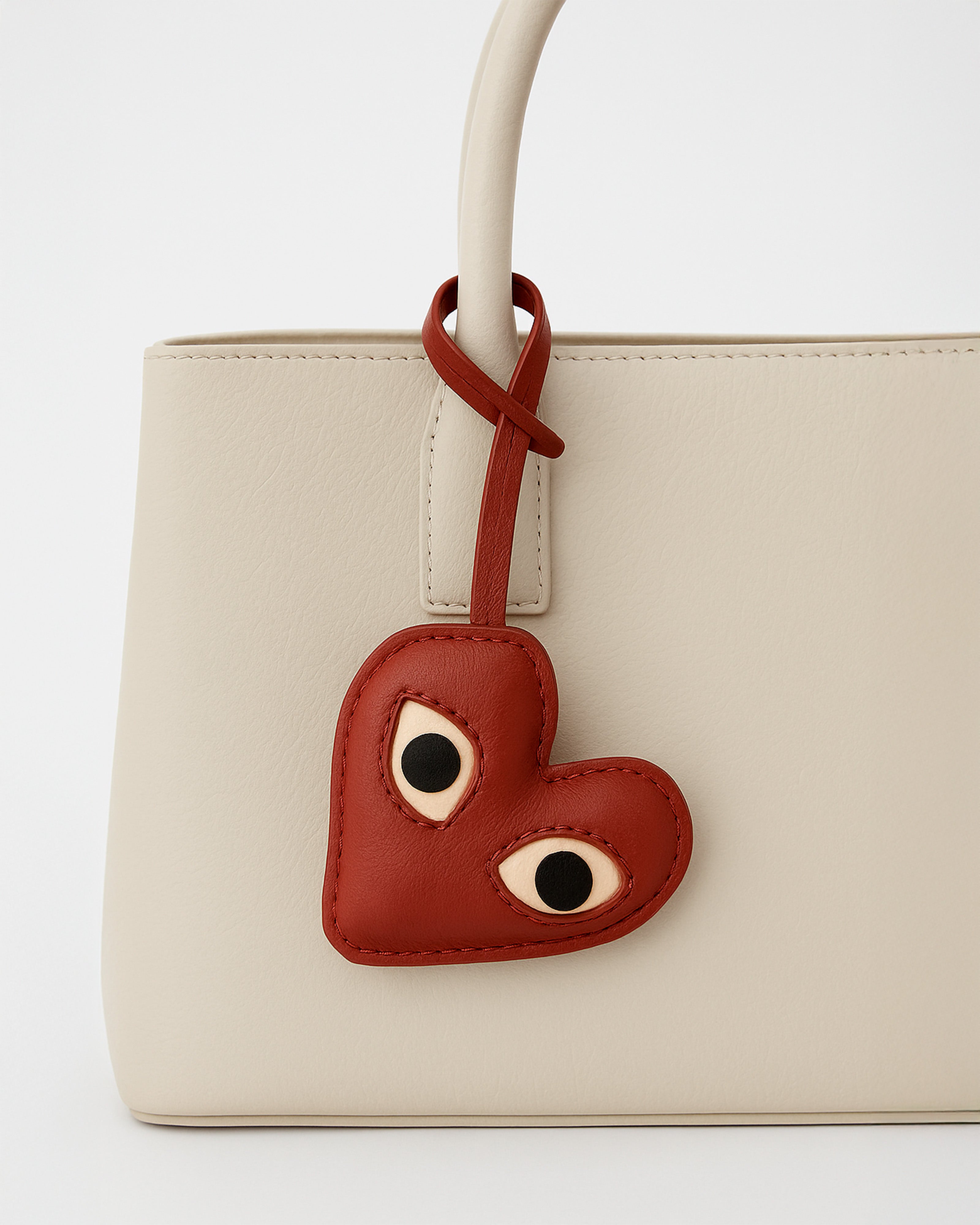 Bag Charm Coração com Olhos